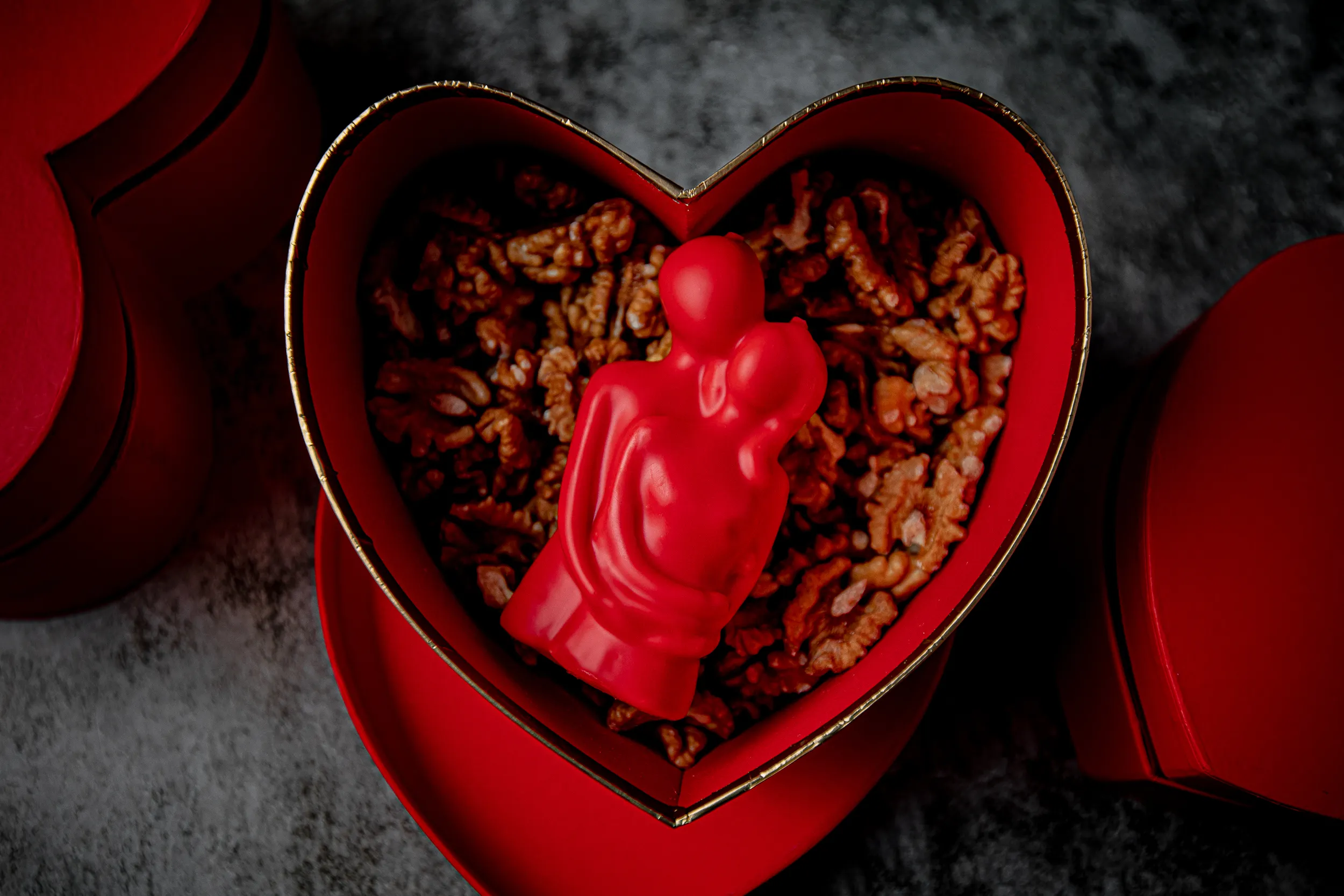 Шеф-повар ресторана Hedonist Александр Александров приготовил новый десерт I LOVE YOU ко Дню всех влюблённых.