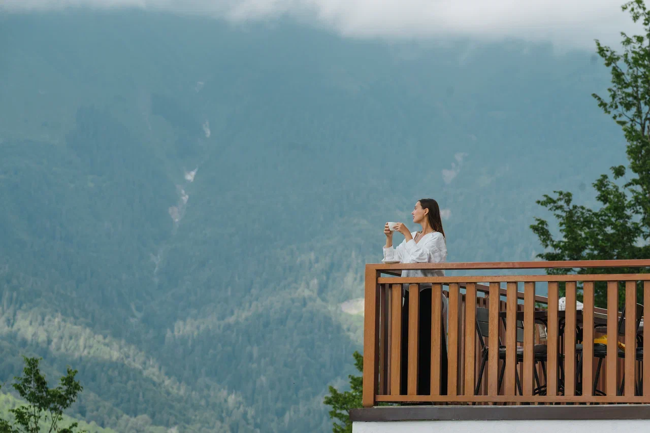 велнес, что такое, хилинг, ретриты, отели в бассейнами в горах Сочи