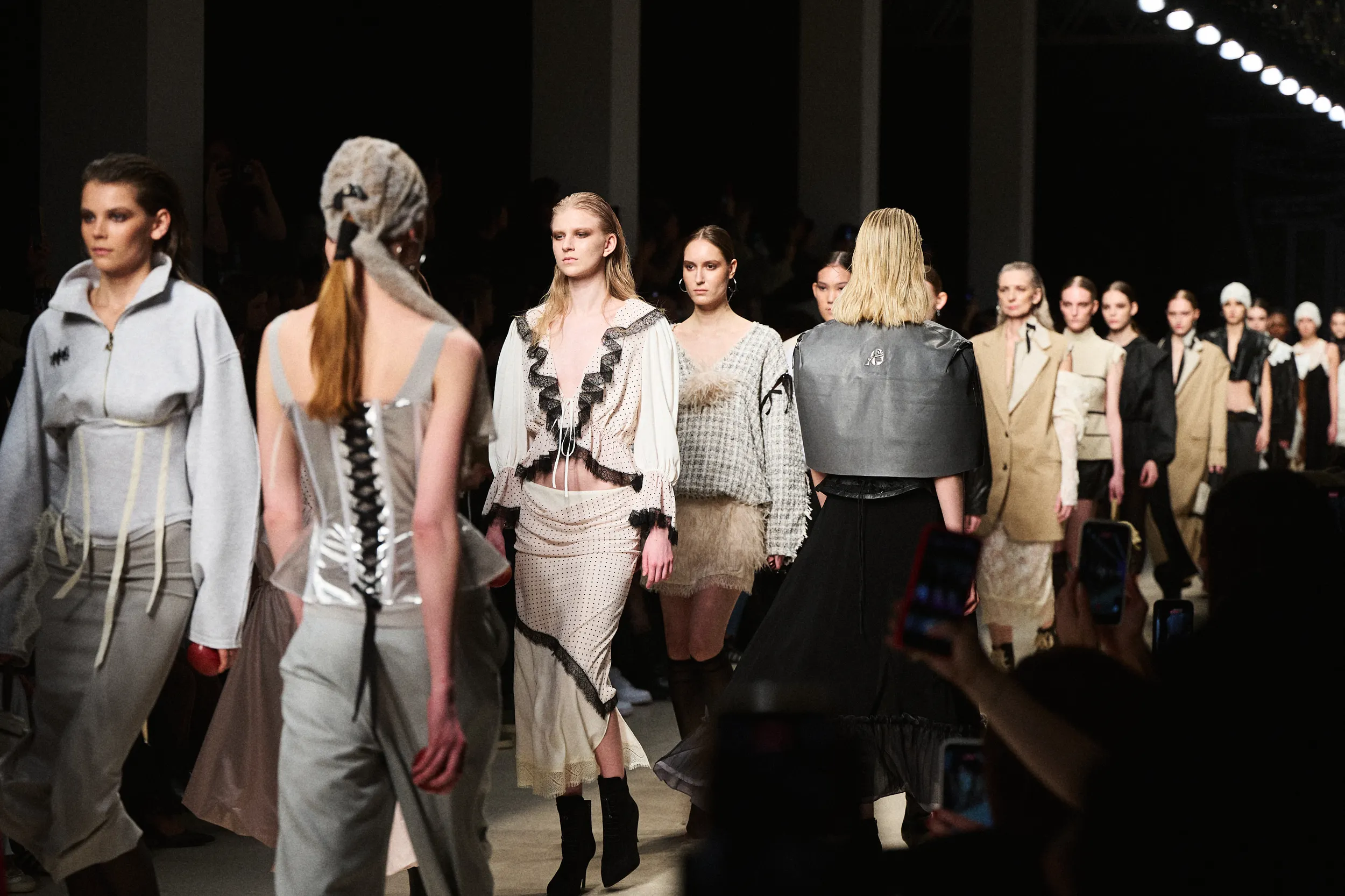 Бренд SOL Selivanova Olga представил на подиуме Московской недели моды коллекцию весна-лето 2026 “Inside Out” («Изнанка как лицо»).