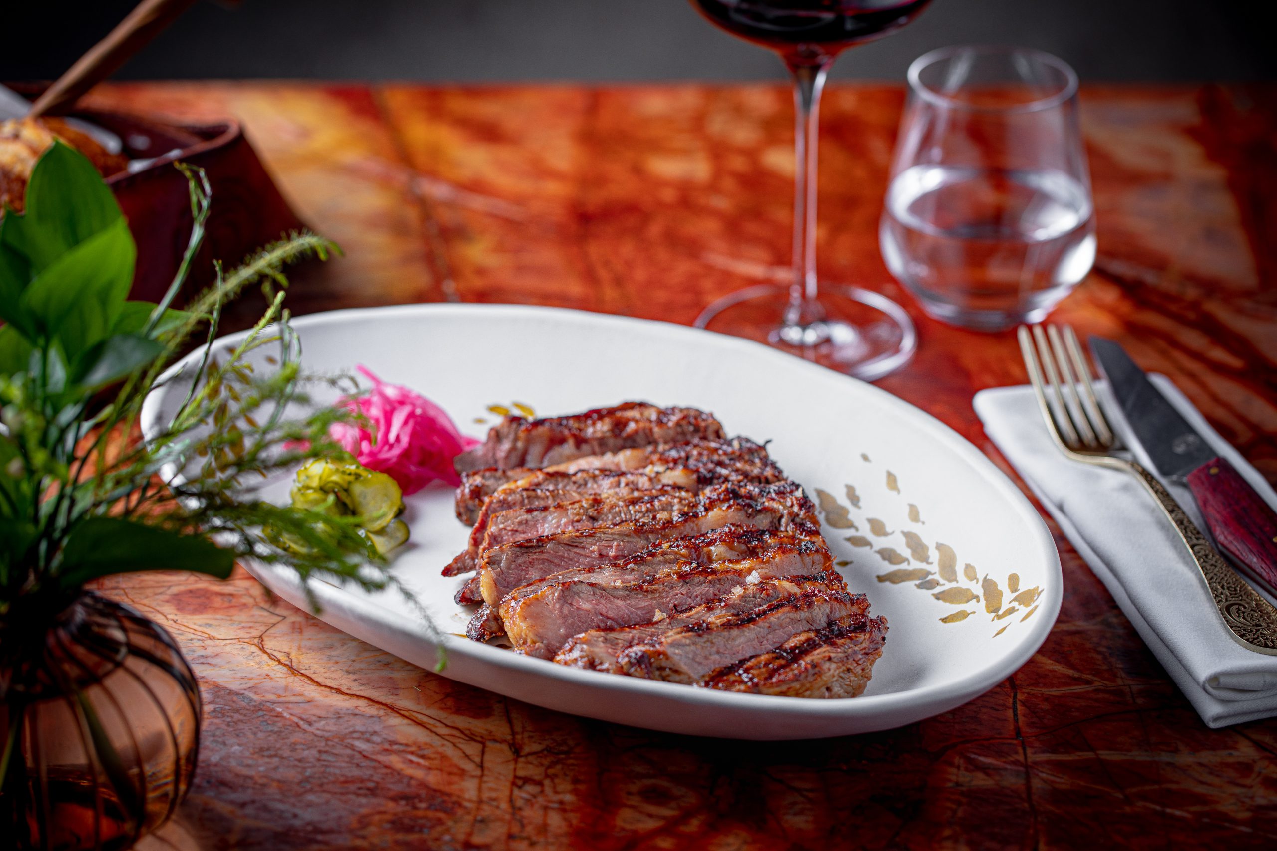 Стейки по себестоимости в ресторане PHANTOM