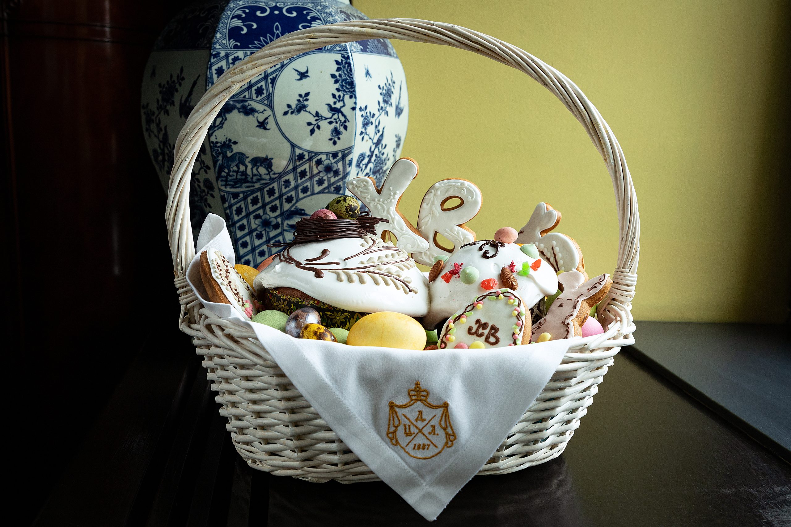 красочная пасхальная корзина отресторана ЦДЛ