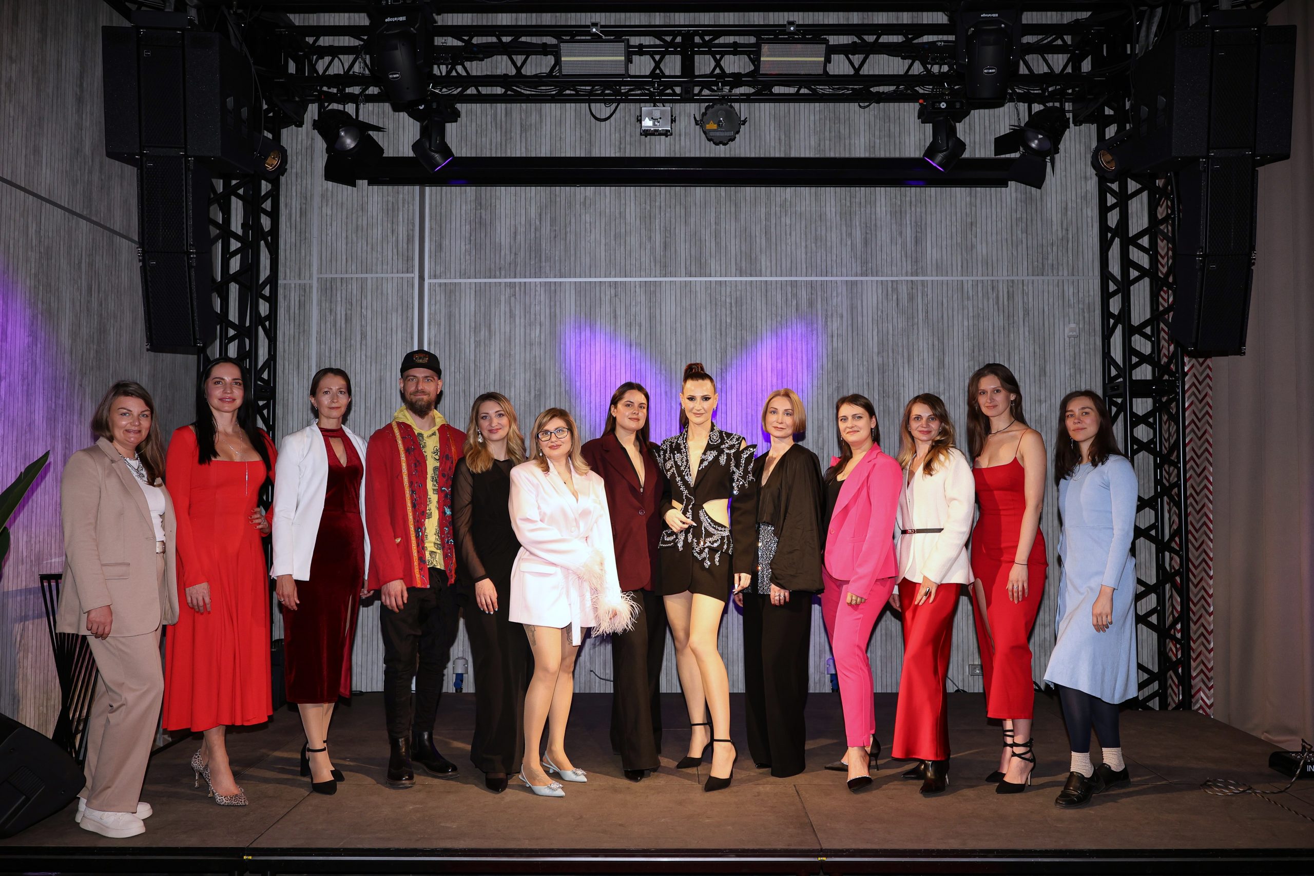 Ведушая, участники, эксперты шоу "Точка перемен"