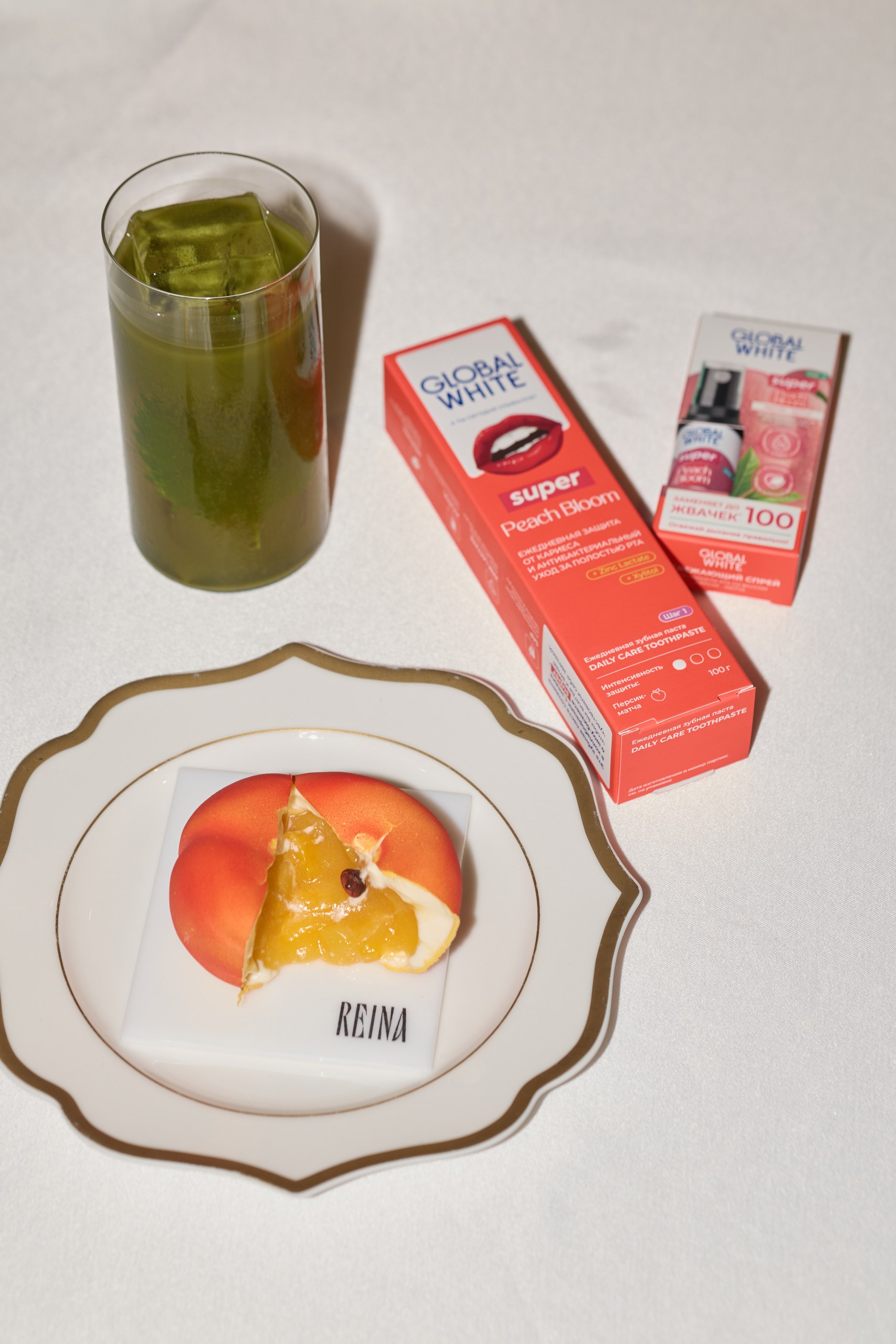 Сет со вкусом персика и матчи и подарками от Global White x Super в Reina Bistro