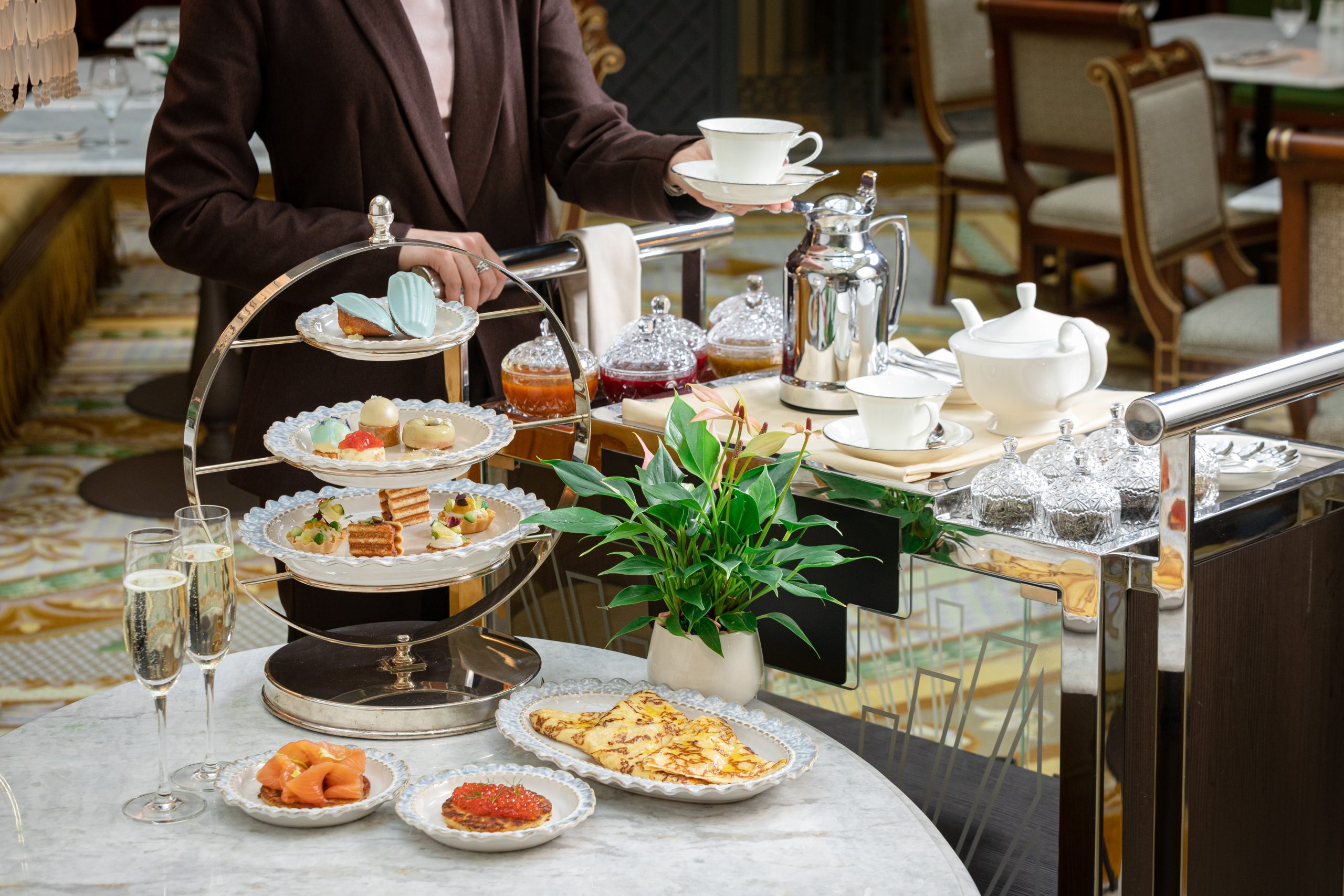 Летняя чайная церемония в «Чайной Гостиной» отеля Four Seasons Hotel Lion Palace St. Petersburg