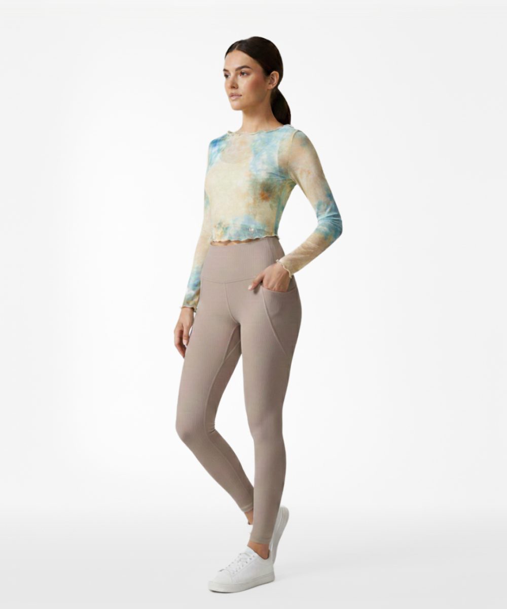 Вещи из новой коллекции бренда спортивной одежды SURE