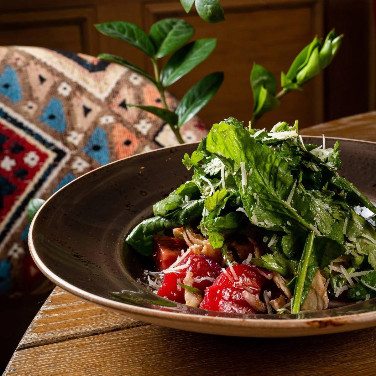 Салат из помидоров в ресторане «Высота 5642» (Кисловодск) Специальное меню, приуроченное к КИФ, представят в ресторанах Кисловодска, Пятигорска и Нальчика