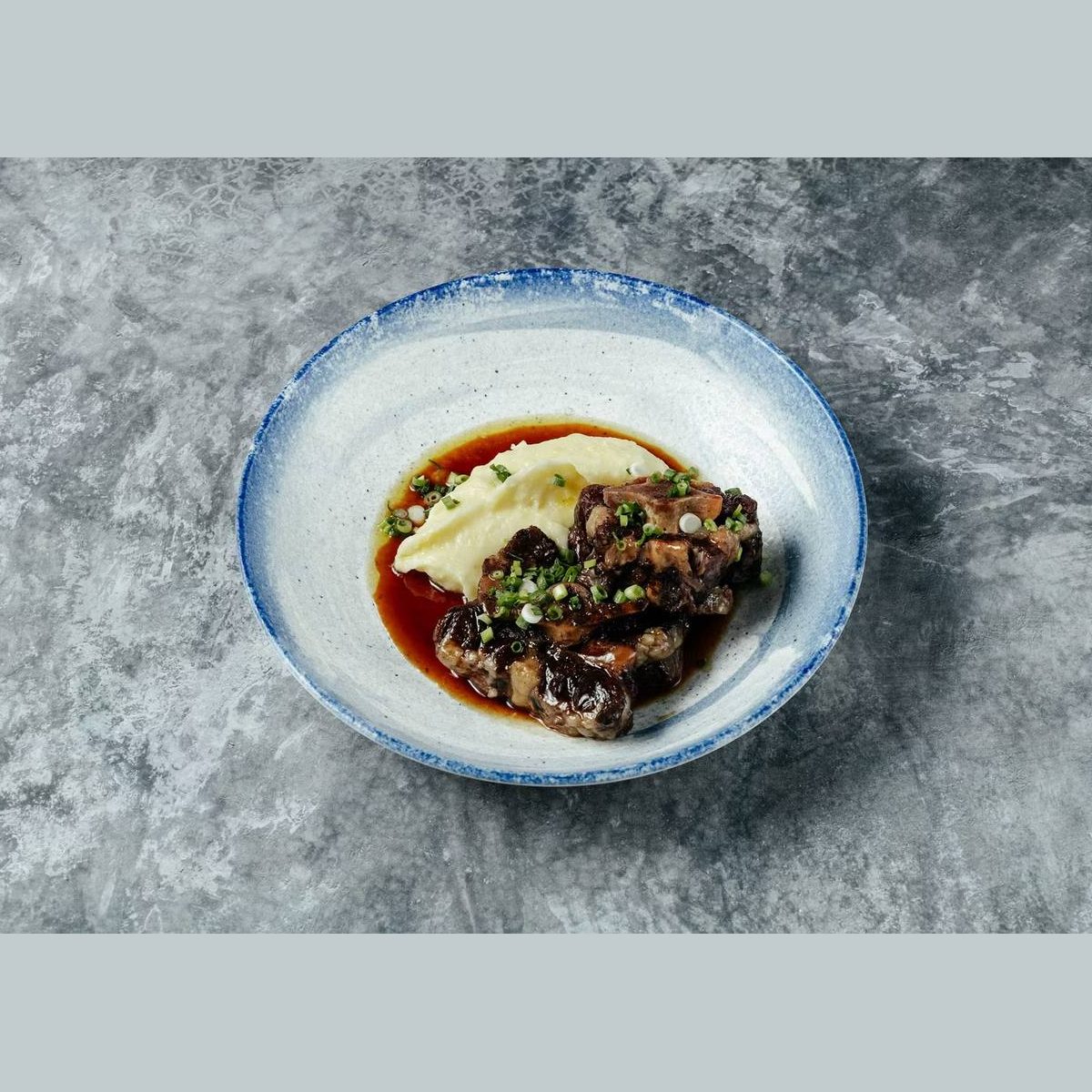 Томленые телячьи хвосты в ресторане «Высота 5642» (Кисловодск) Специальное меню, приуроченное к КИФ, представят в ресторанах Кисловодска, Пятигорска и Нальчика