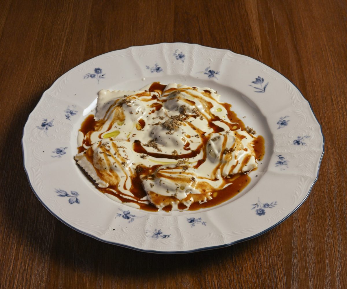 Попробовать несколько позиций из нового меню от бренд-шефа Reina Bistro Лавинии Росси